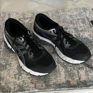 ASICS Woman’s Black Running Shoes. 🆕 sz 7.5 tried on only!